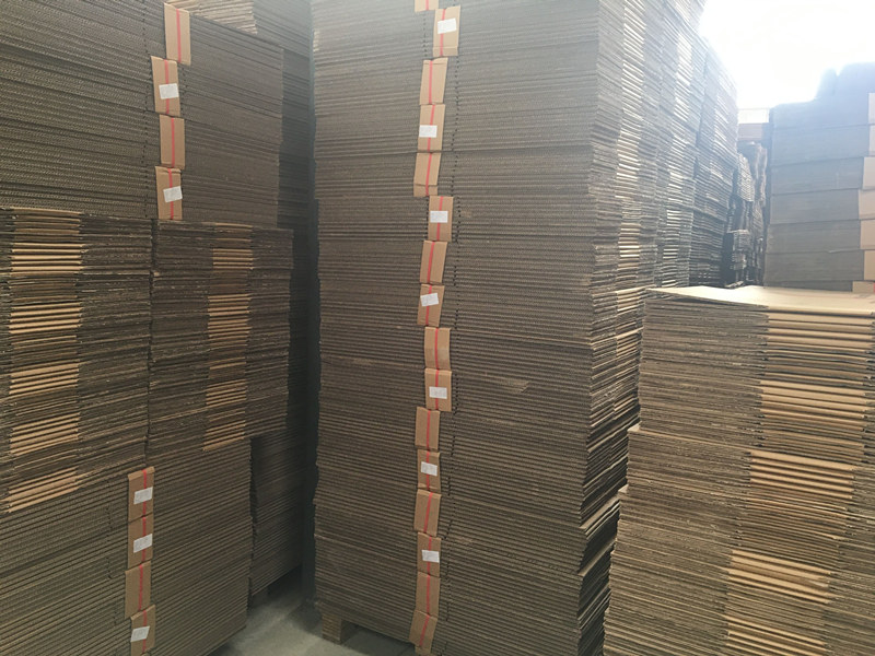 紙箱(xiāng)生産團(tuán)隊